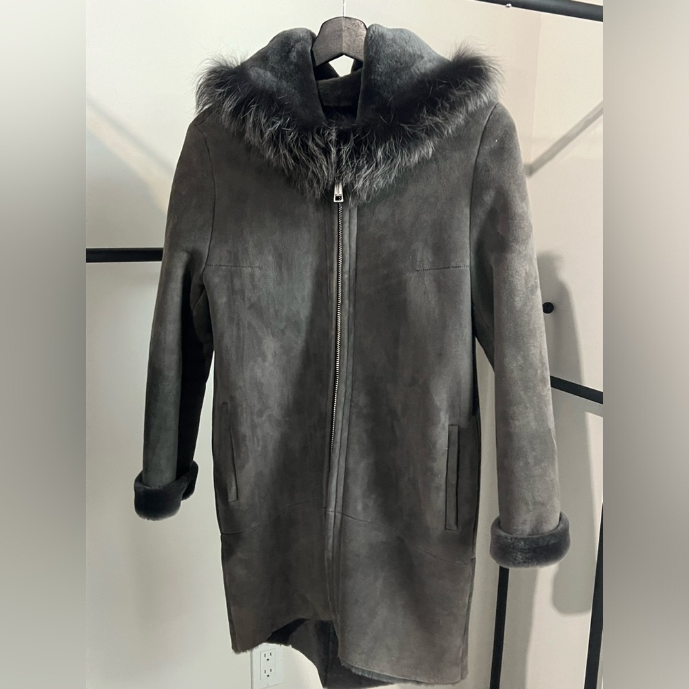 O'merinos Shearling Fur ITALY Long Coat.
Fox Fur. Size 6